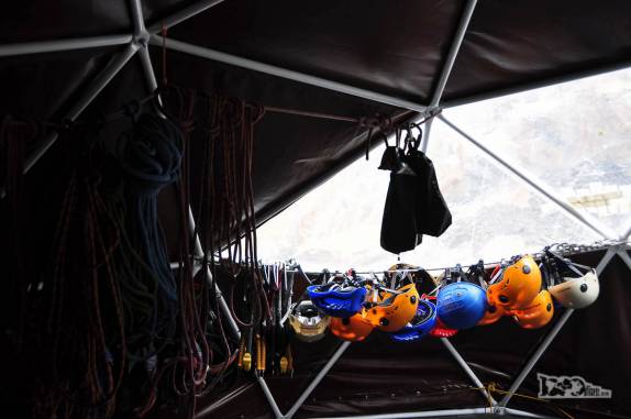 O organizado interior da base da nossa agência no glaciar Viedma, no Parque Nacional Los Glaciares, região de El Chaltén, no sul da Argentina